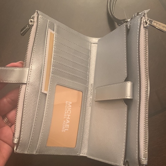 NWT Michael Kors Peyton Lg Wristlet silver - Picture 2 of 4